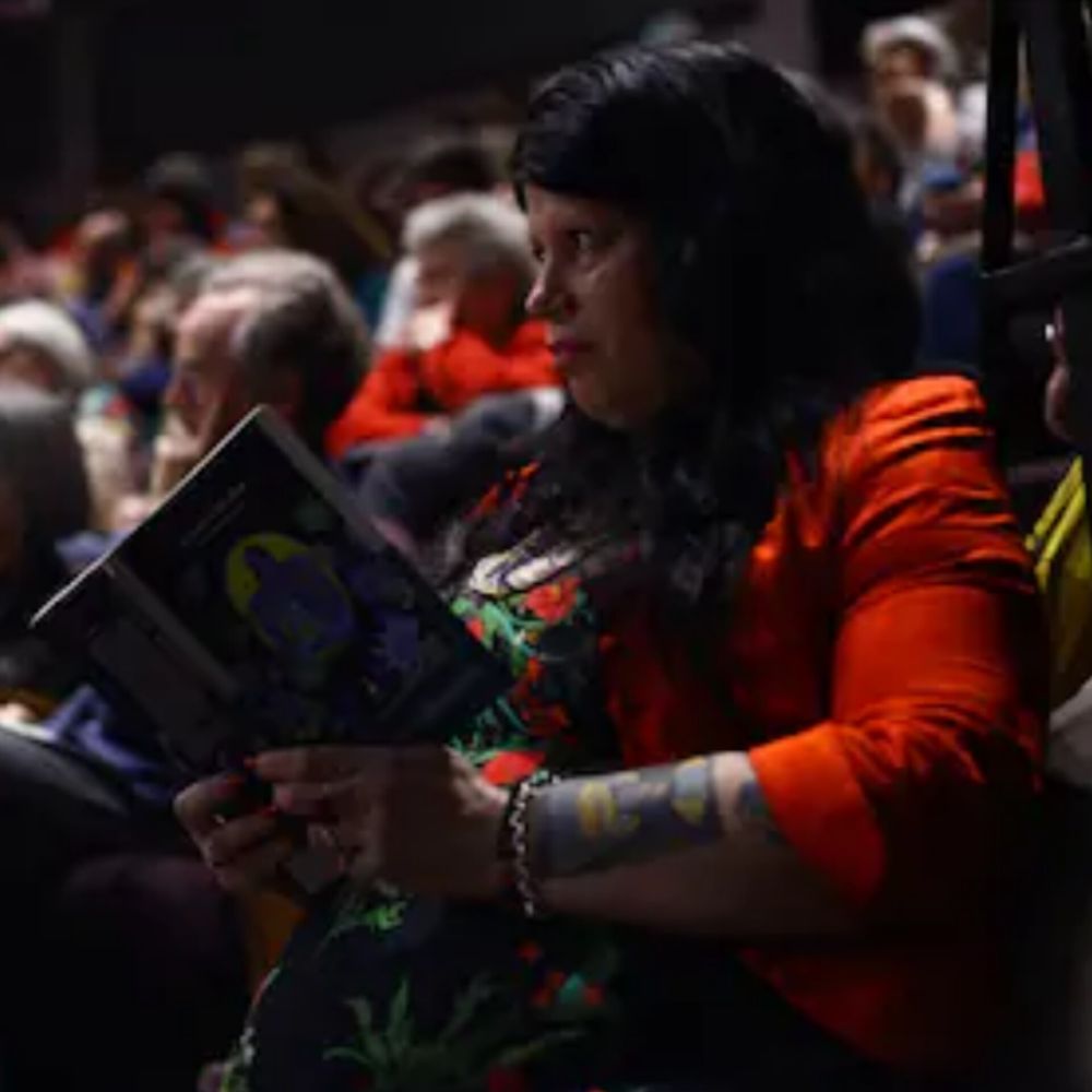 El libro "Cometierra" en manos de su autora, Dolores Reyes (fotografía afanada a La Nación)