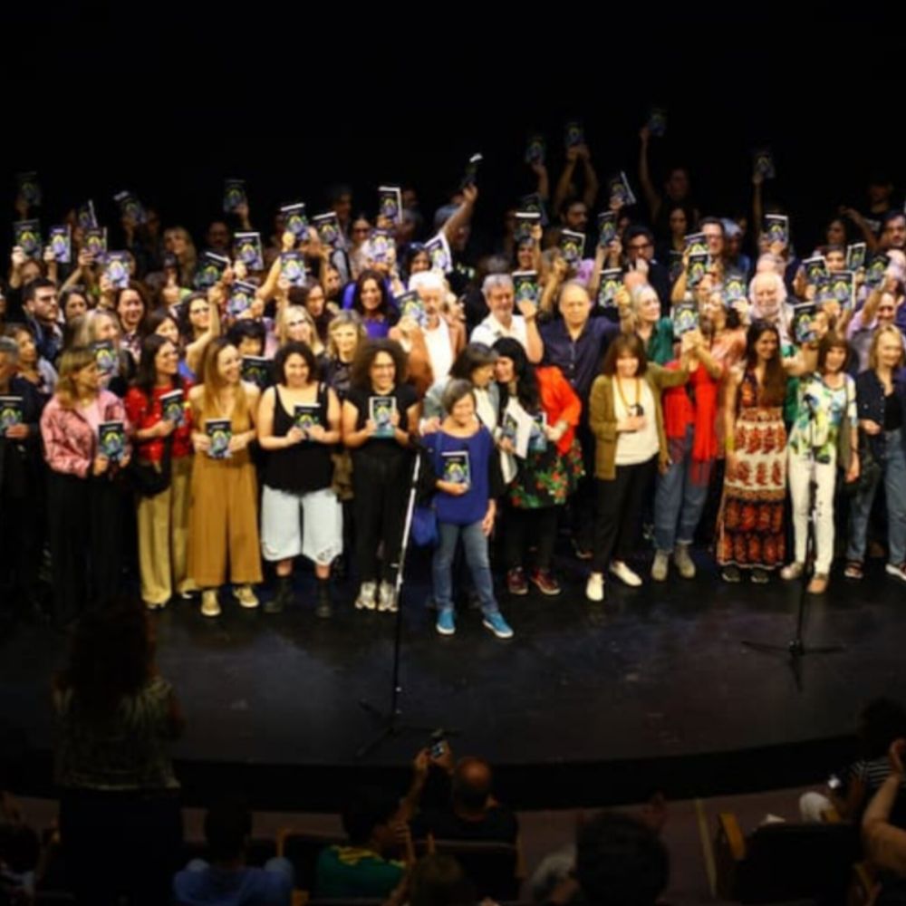 Escritores/lectores en El Picadero (fotografía afanada a La Nación)