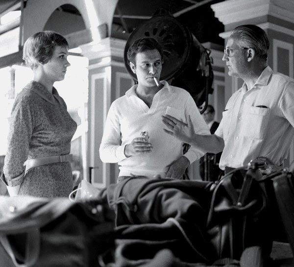 Julie Andrews and Christopher Plummer photographed in conversation with film director Robert Wise on the set of his multi Academy Award winning 🇺🇸American musical drama “THE SOUND OF MUSIC” (1965)

🎬 20th Century-Fox