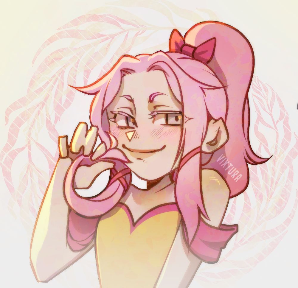 Мальчик в желто-розовой милой одежде кокетливо держит прядь своих волос и улыбается, смущаясь