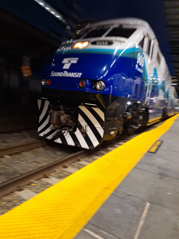 Sounder MP40PH power unit approaches athe the King Street Station platform