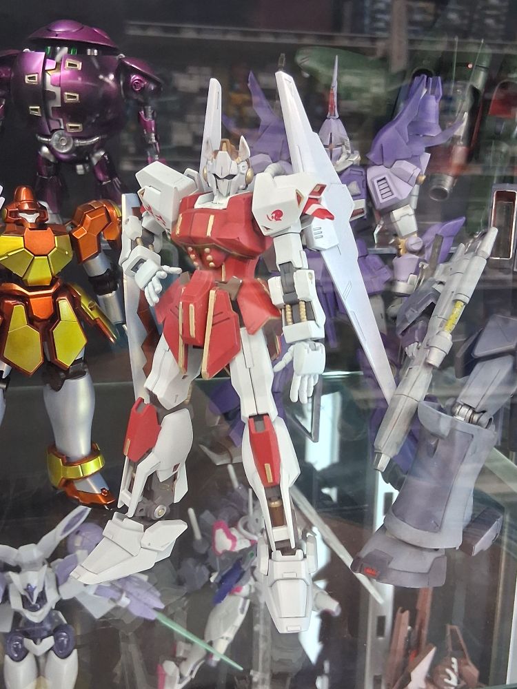 The Hyaku Shiki from Zeta Gundam, painted to look like Gold Ship of Uma Musume fame.