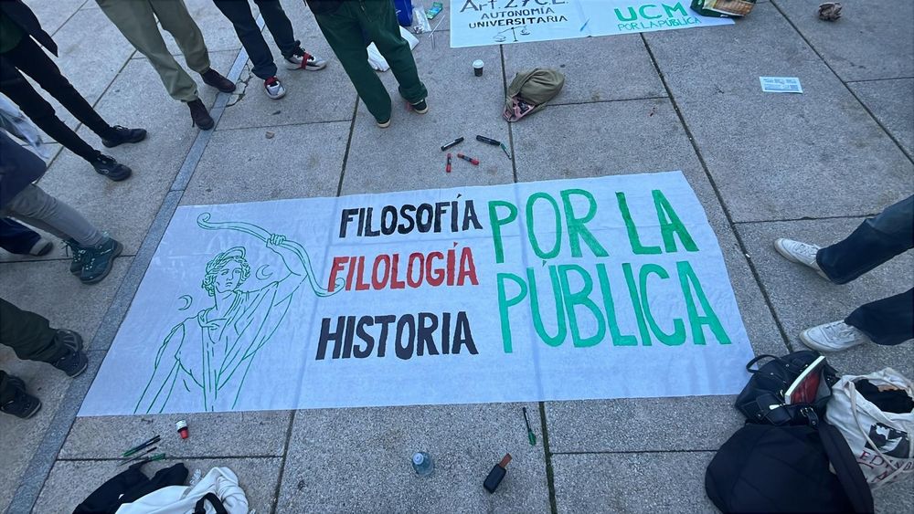 Pancarta de protesta por la universidad pública.