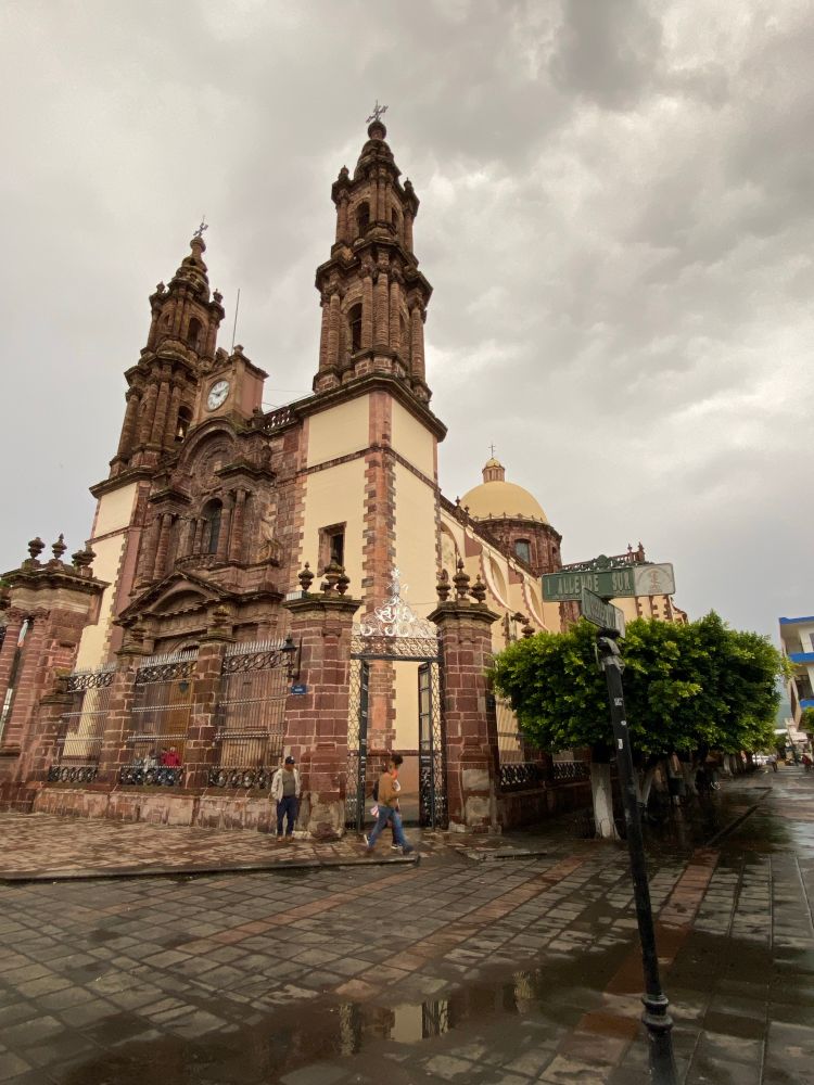 Just visited Zamora de Hidalgo and was lucky enough to catch this stunning view of the cathedral after a summer rain. The light, the stonework, the stillness—it all comes together in one timeless moment. 🌧️⛪✨ #ZamoraDeHidalgo #ArquitecturaMexicana #MéxicoMágico #TravelMoments