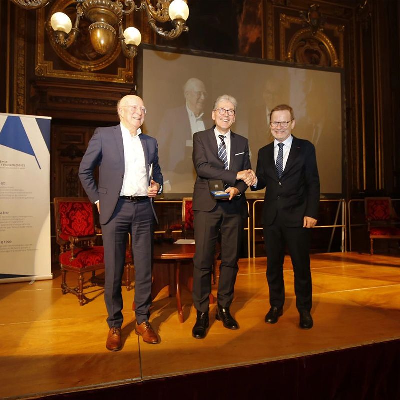 Au centre de la photo : Michel Cabaret recevant sa médaille de l'Académie des technologies.
À gauche de la photo : Pascal Pellan, dirigeant associé de Pythagore, qui l'a parrainé à l'Académie.
À droite de la photo : Patrick Pelata, Président de l'Académie des technologies, serrant la main à Michel Cabaret
