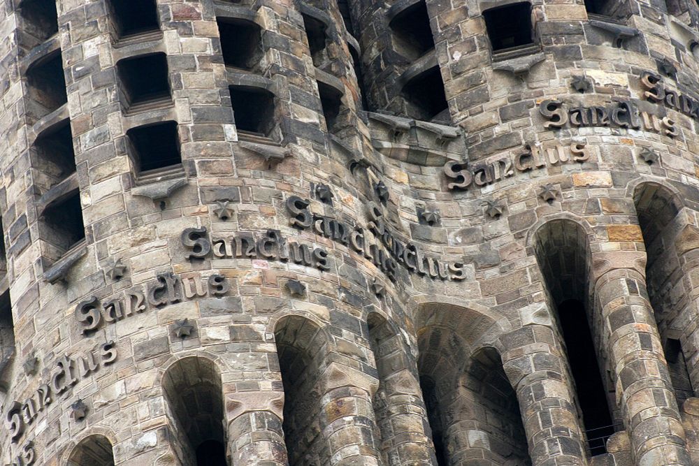 Sanctus wall, Sagria Familia