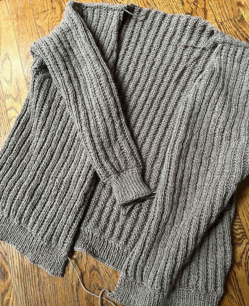 Ribbed beige cardigan with only one sleeve