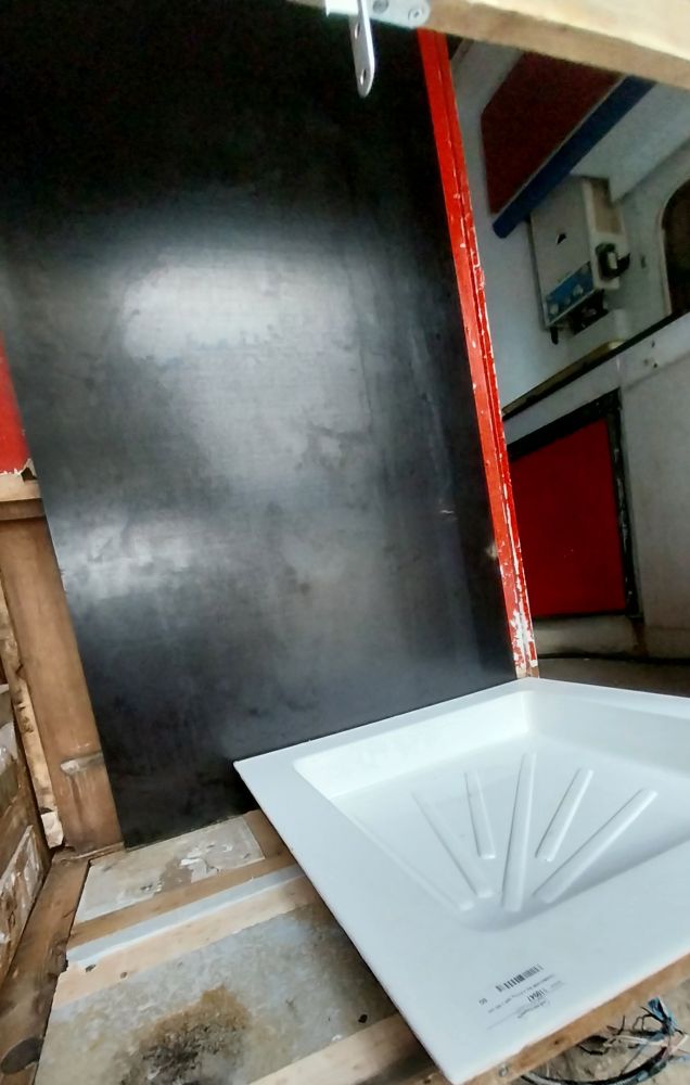 Salle de bain du camping-car en travaux 