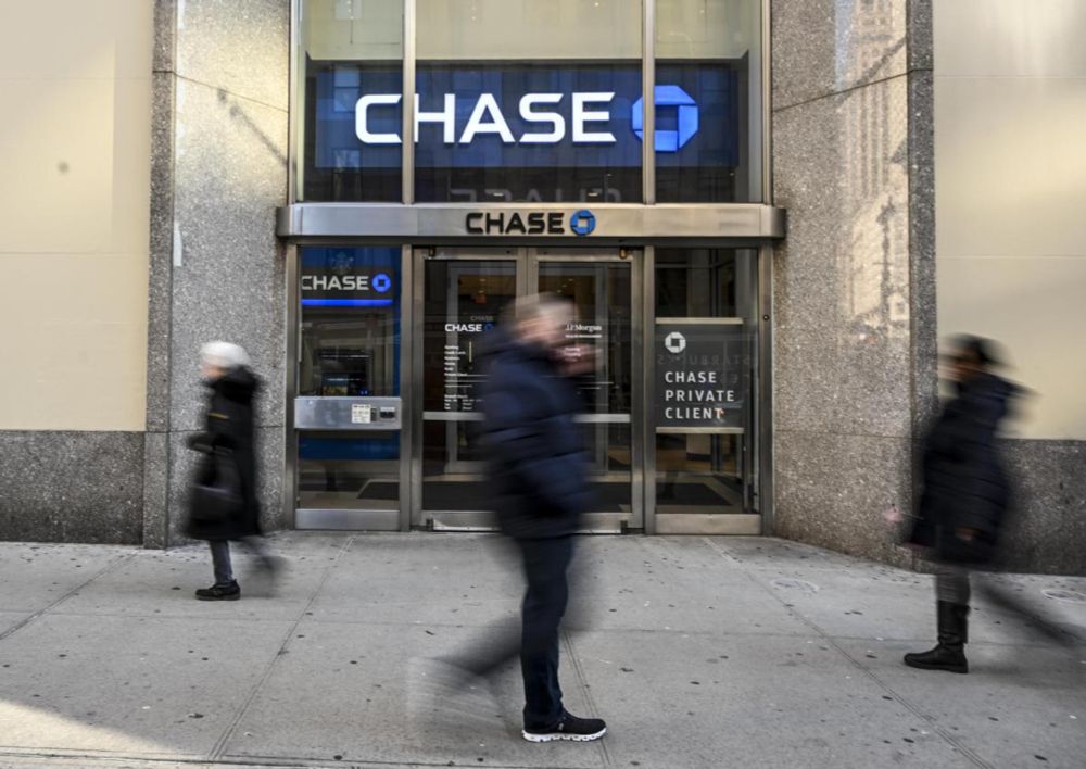 Chase says viral ‘bank glitch’ trend is actually ‘fraud.’ A cybersecurity expert explains why financial hacks that seem ‘too good to be true’ usually are.