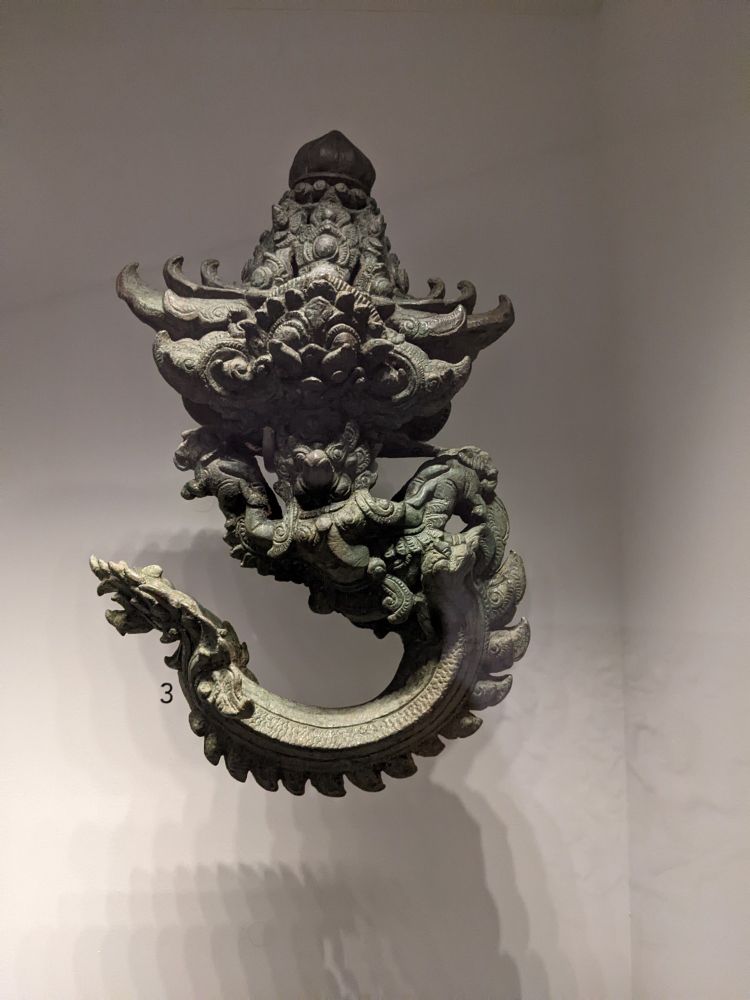 A sinuous Cambodian bronze artifact 