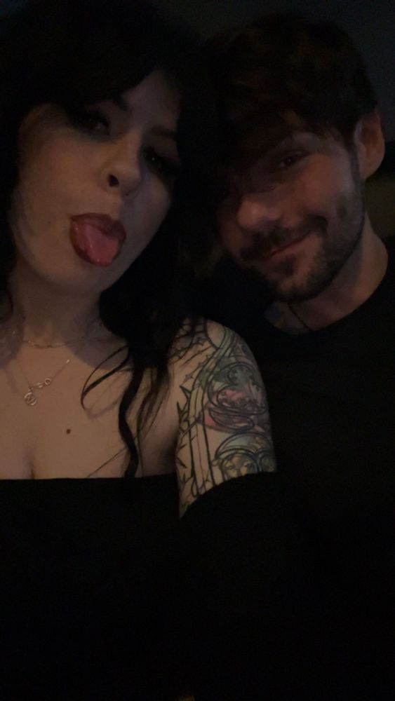a selfie of darian and her boyfriend (they both look very emo)