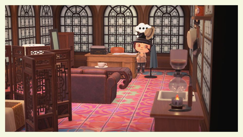 探偵事務所を模した空間。手前にはキッチンカウンターとサイフォン、ベッドと仕切り、奥には応接用のソファとローテーブル、壁際に探偵用のデスクとタイプライター、コートハンガー。デスクの横に革ジャンと中折ハット姿のアバターがいて何やら考え込んでいる仕草。