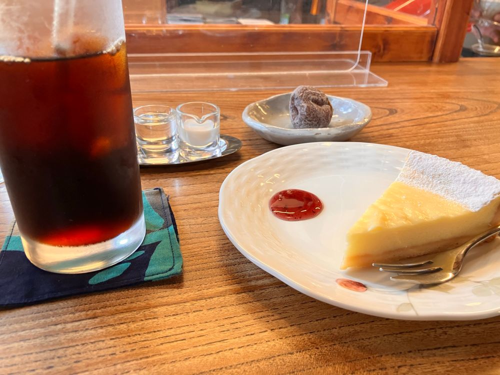 やはりチーズケーキが優勝。オマケであんぽ柿もいただいた美味しい