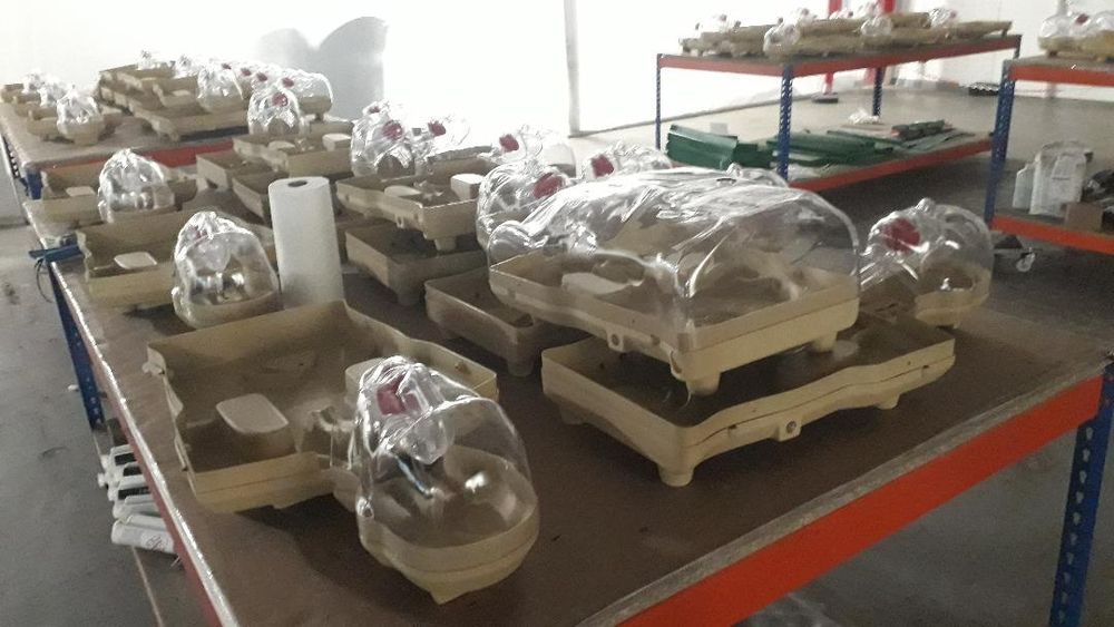 and this pic shows that same 'complete' model stacked with other torsos on the tabletops.