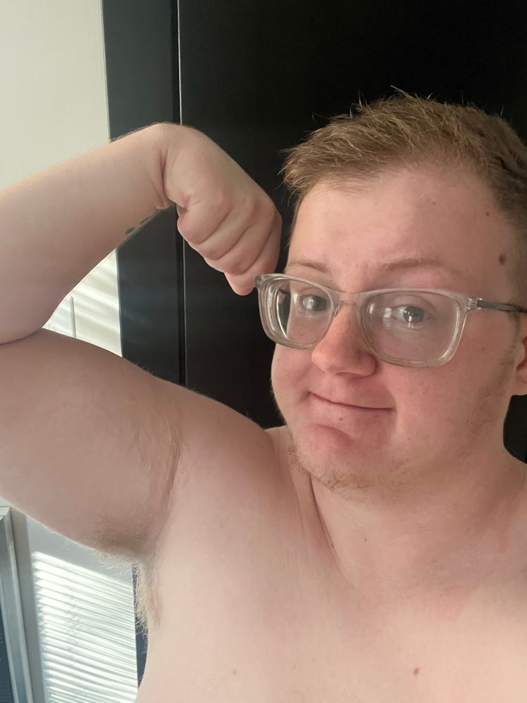 elliot flexing his bicep 