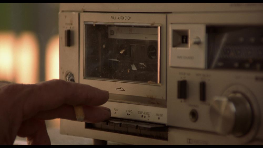 A cigarette from Hannibal (2001) - 1:00:51
