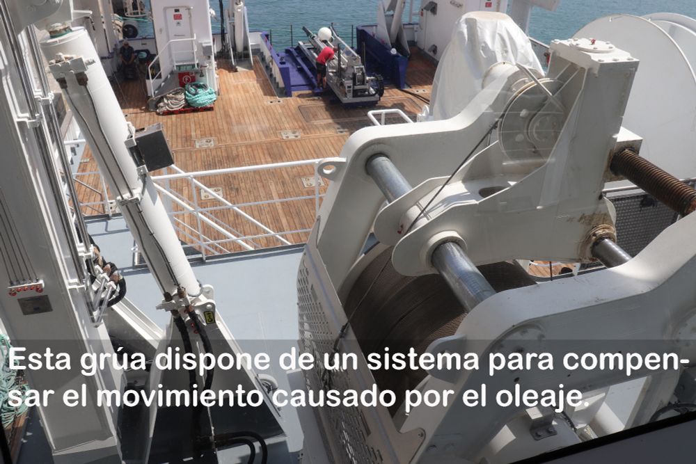 Esta grúa tiene un sistema  para compensar el movimiento causado por el oleaje.