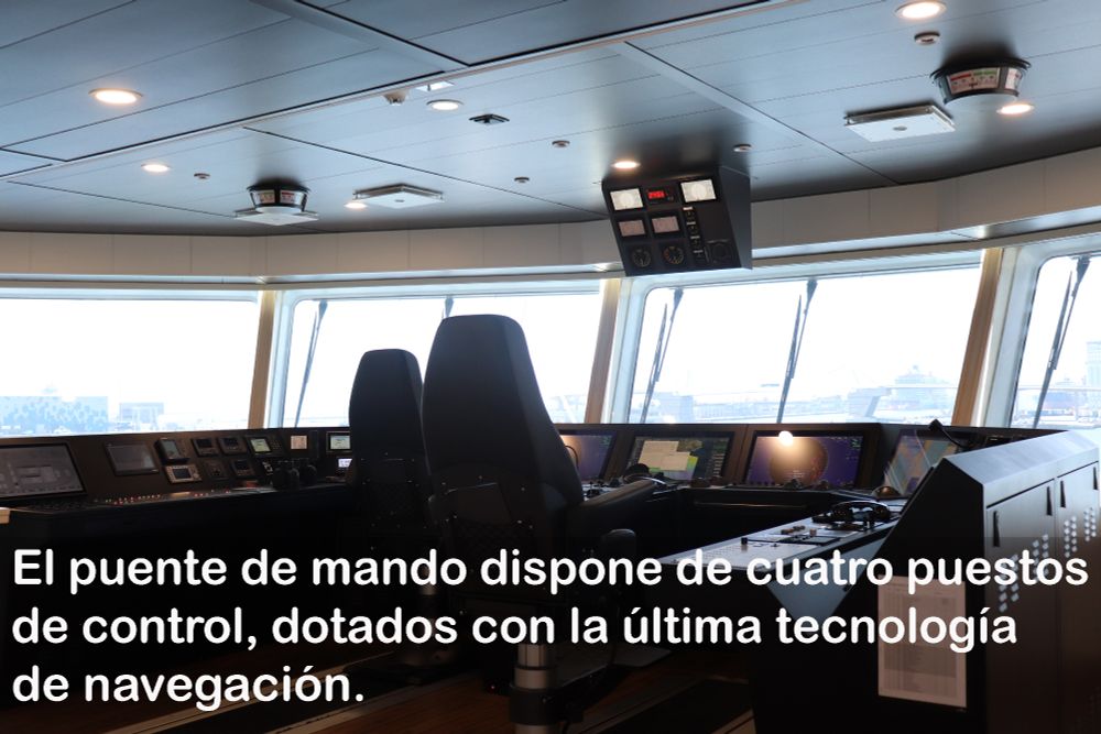 El puente de mando tiene cuatro puestos de control y dispone de la última tecnología en navegación.