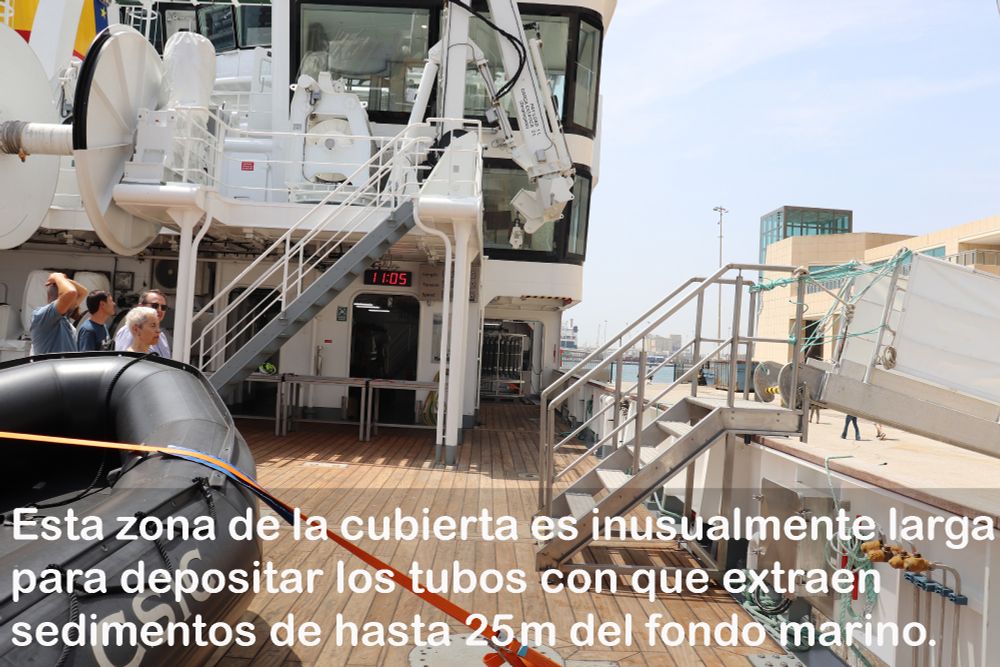 Esta zona en la cubierta es inusualmente larga para poder depositar los tubos con los sedimentos marinos, que miden hasta 25 metros.