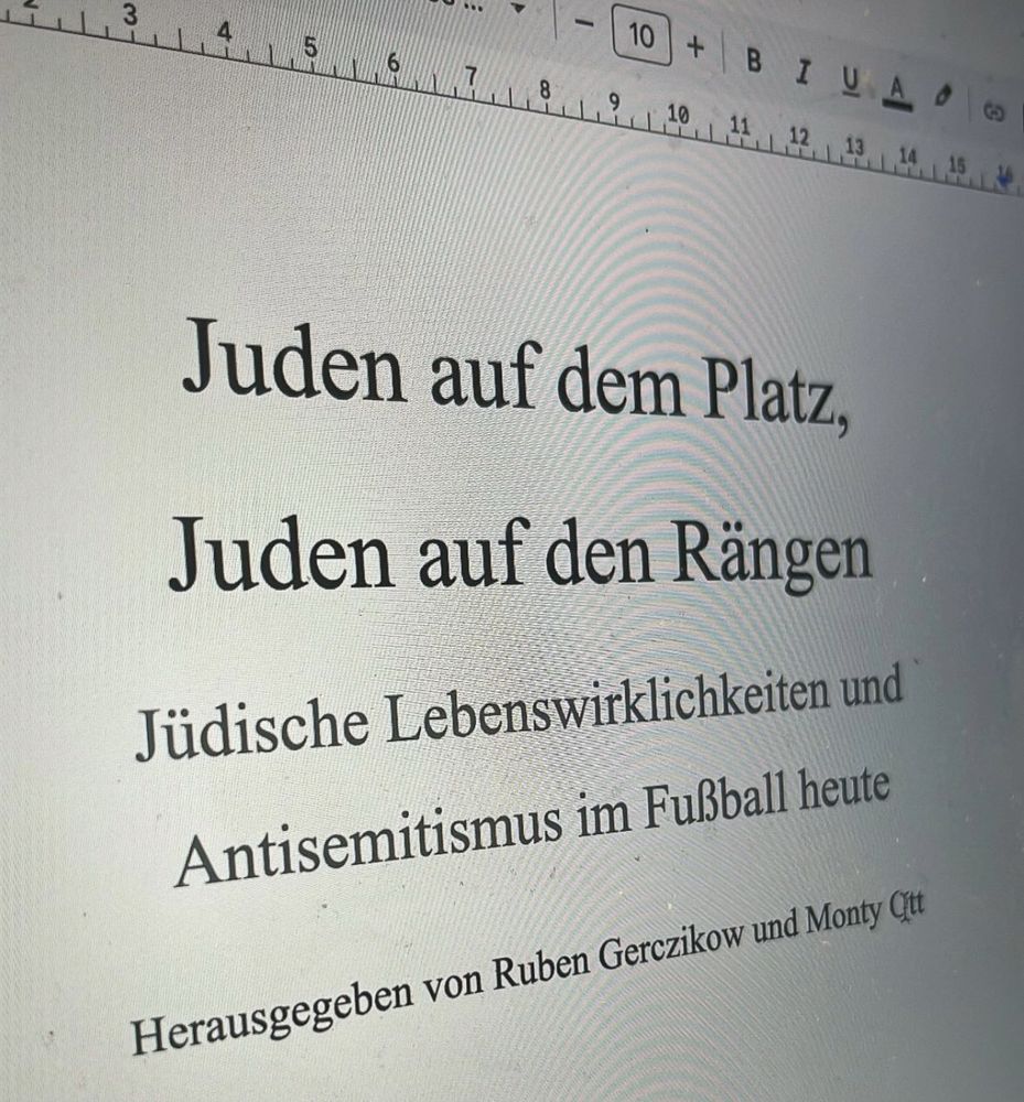 Eine Google Docs Seite in schwarz und weiß mit dem Titel unseres Buches „Juden auf dem Platz, Juden auf den Rängen - Jüdische Lebenswirklichkeiten und Antisemitismus im Fußball heute, Herausgegeben von Ruben Gerczikow und Monty Ott”