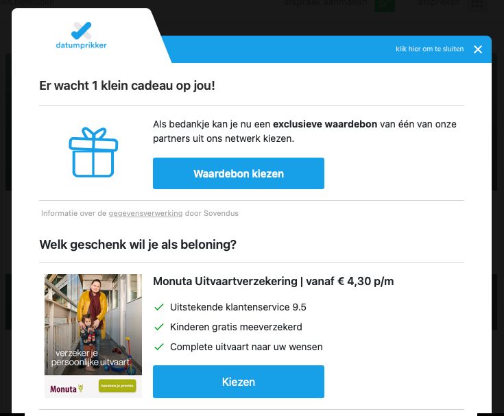 Popup bij datumprikker met de advertentietekst dat er een klein cadeau op je wacht met de mogelijkheid voor een uitvaartverzekering.