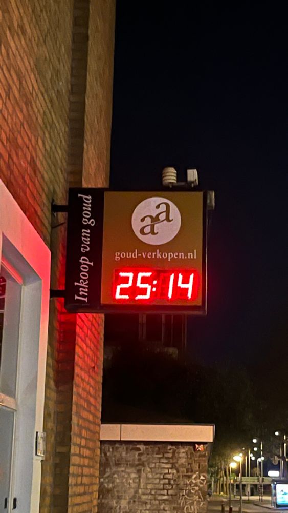 Een klok die 25:14 als tijd aangeeft