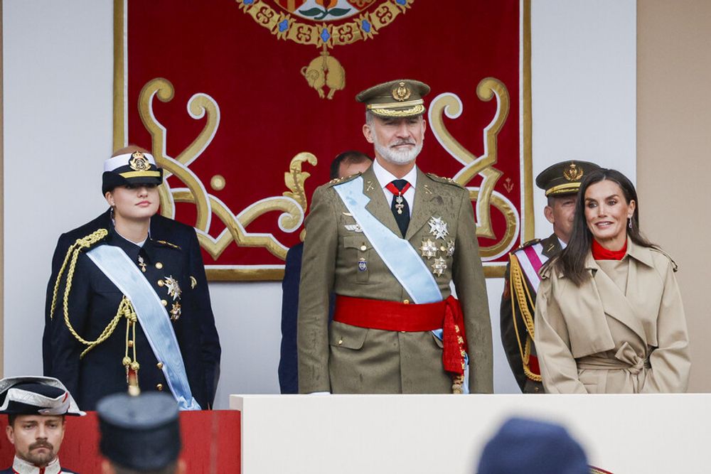 El trench se convierte en el protagonista del look de la reina Letizia el dÃ­a de la Hispanidad. Y en Zara hemos encontrado su clon