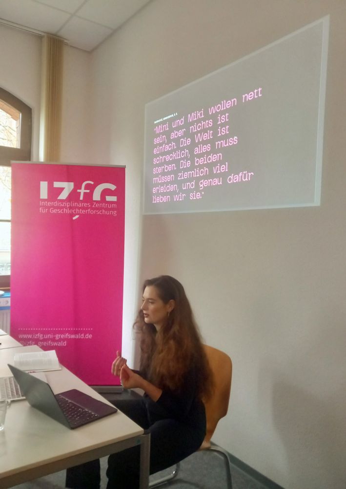 Johanna saether beim Vortrag, mit zitat aus minihorror 