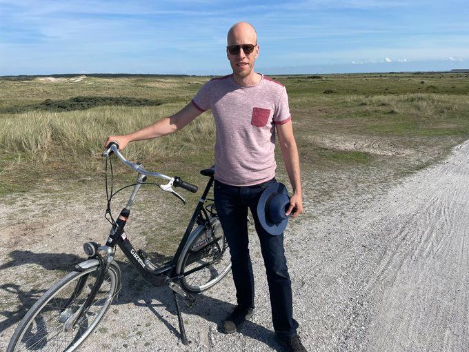 Daniël Koerhuis met een fiets in Ameland