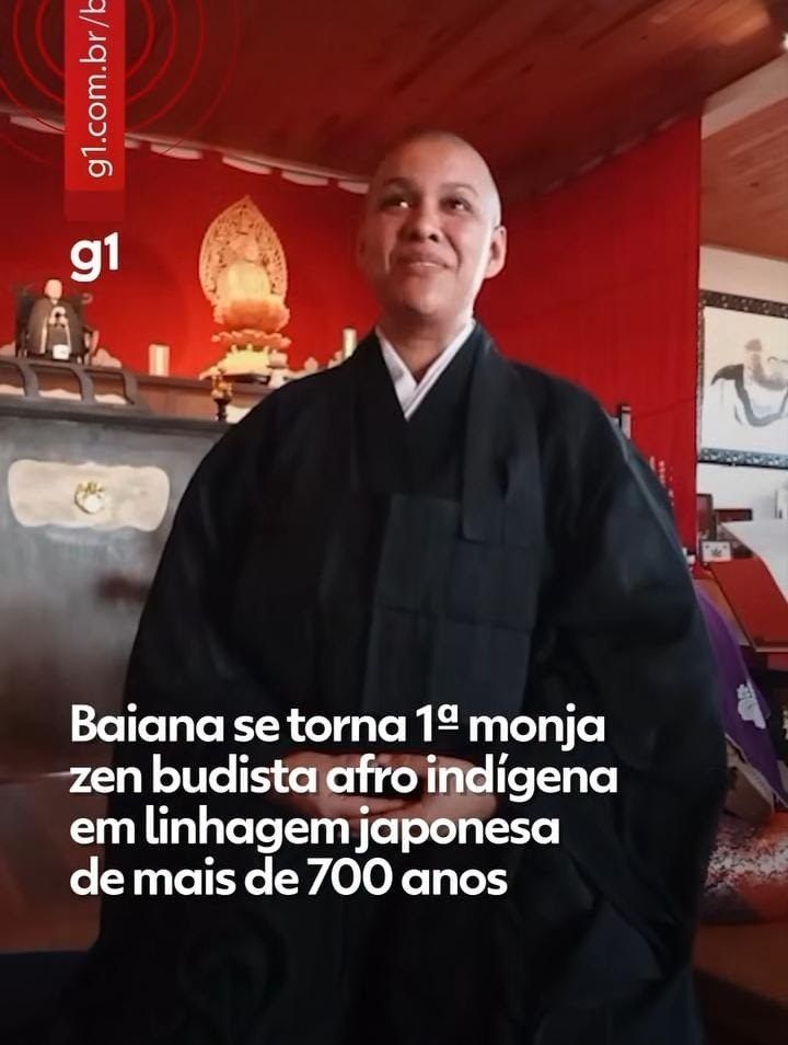 Monja de pele marrom-clara sentada num templo
"Baiana se torna 1ª monja zen budista indígena em linhagem japonesa de mais de 700 anos"