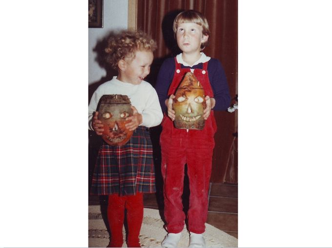 Bild zeigt mich (rechts) mit kleiner Schwester (links) wie wir selbstgeschnitzte Rübengeister in den Händen halten, ich "Buhuuu" mache & meine Schwester dazu kichert