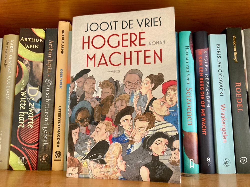 Voorkant van het boek ‘Hogere Machten’ van Joost de Vries. 