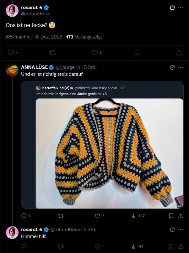 Screenshot eines Twitter-Threads. Oben steht ein Tweet einer Nutzerin, die fragt: „Das ist ne Jacke?“ mit einem erstaunten Emoji. Darunter folgt ein weiterer Tweet einer anderen Nutzerin, die schreibt: „Und er ist richtig stolz darauf“ und einen eingebetteten Post zeigt. In diesem eingebetteten Post sieht man ein Foto einer selbstgehäkelten Jacke, die an einem Bügel vor einer weißen Wand hängt. Die Jacke besteht aus dicken Häkelmaschen in Streifenmustern mit den Farben Dunkelblau, Gelb, Grau und Orange. Unter dem Bild steht erneut ein Tweet der ersten Nutzerin: „Himmel hilf.“