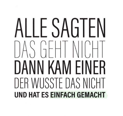 Weiße Karte, auf der in schwarzen Großbuchstaben steht: „ALLE SAGTEN DAS GEHT NICHT 

DANN KAM EINER DER WUSSTE DAS NICHT
UND HAT ES EINFACH GEMACHT“