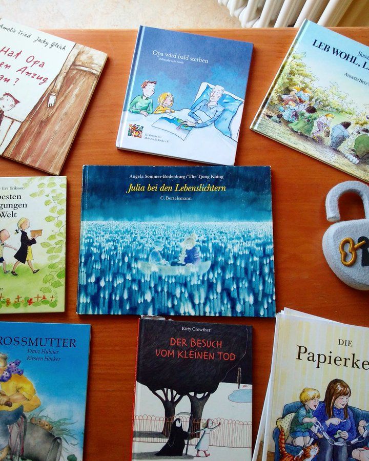 Foto von Büchertiscg mit verschiedenen Kinderbüchern zum Thema Tod/Sterben
