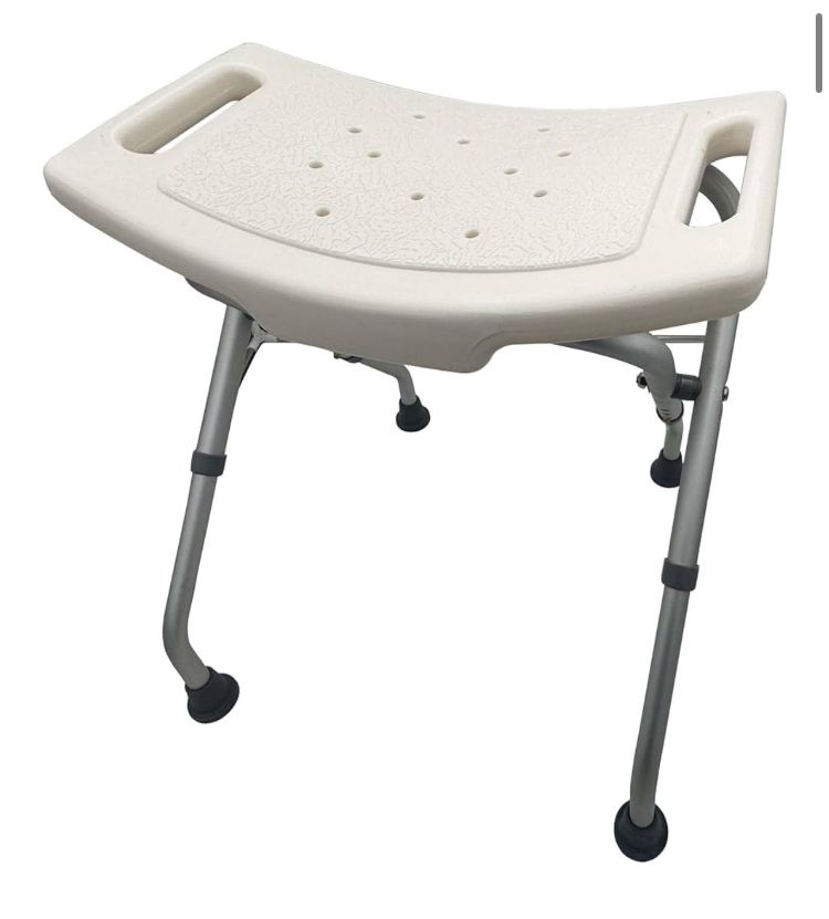 Weißer Duschhocker rechteckig. Sitz leicht nach unten gewölbt und mit Löchern versehen. Vier verstellbare Standbeine mit schwarzen Gummifüßen