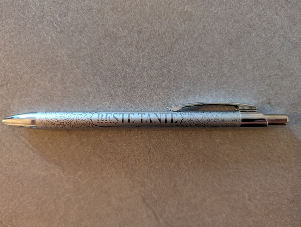 Foto eines silbernen Kugelschreibers mit der Gravur "Beste tante"
