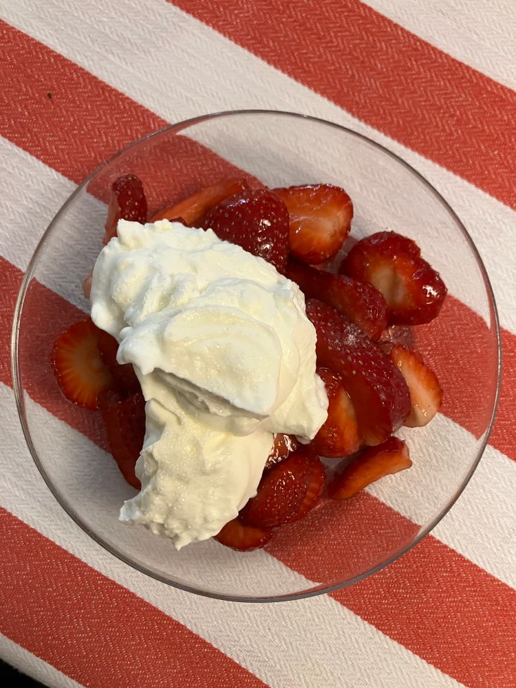 Frische Erdbeeren mit Schlagsahne