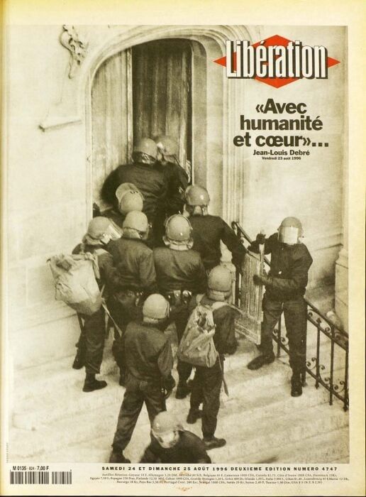 Une de Libération, 22 août 1996.
"Avec humanité et cœur..."
Image des CRS qui défoncent la porte de l'église Saint-Bernard.