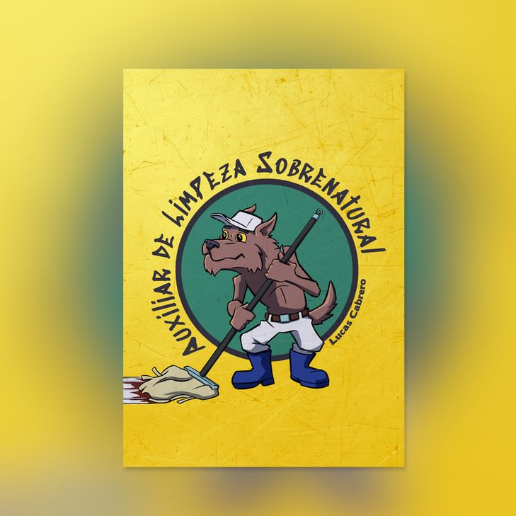 Ilustração de um lobisomem usando um boné branco, calças brancas e botas azuis. Ele segura um esfregão com uma expressão concentrada, enquanto limpa o chão, que tem uma mancha vermelha. A imagem está rodeada por um texto curvado que diz “Auxiliar de Limpeza Sobrenatural”, com o nome Lucas Cabrero no canto direito inferior. O fundo é amarelo com detalhes texturizados.