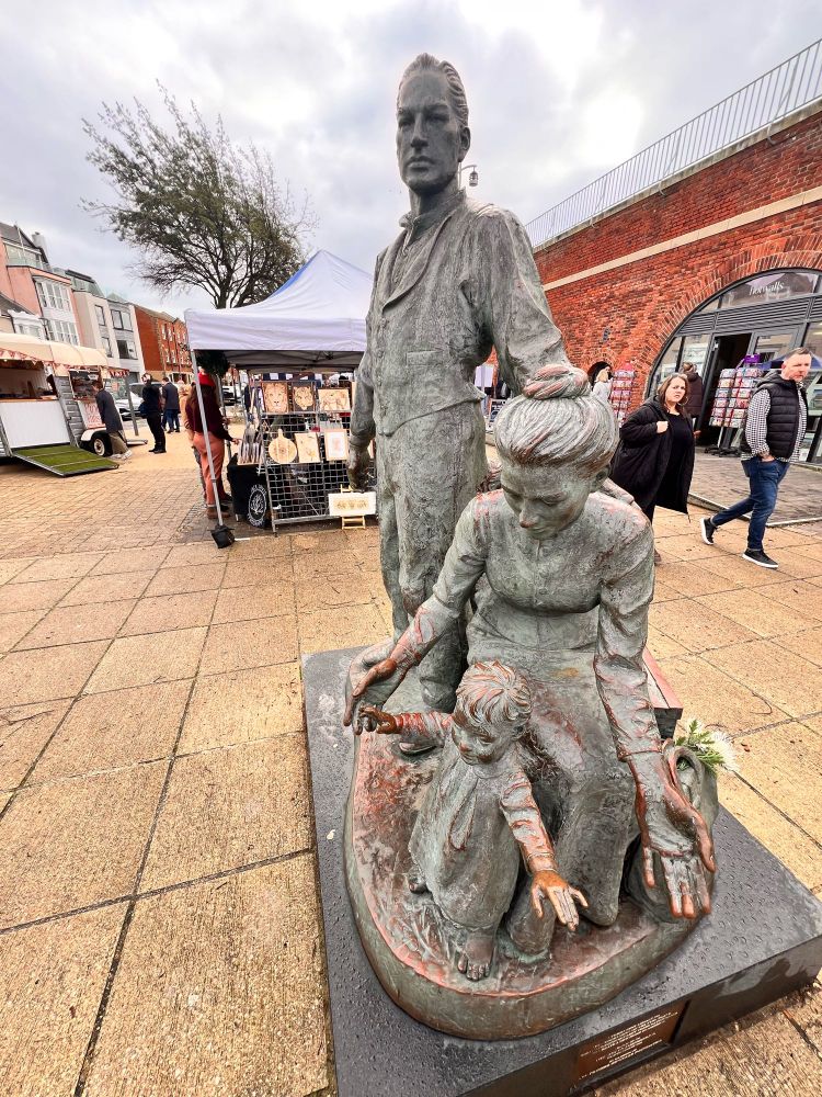 Hot Walls craft market in Old Portsmouth