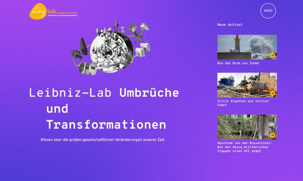 Screenshot der Startseite des Leibniz-Lab Umbrüche und Transformationen: schwarz-weiße Collage, die Zahnräder, Münzen, eine Weltkugel, zwei Hammer, aus Holz geschnitzte Bäume und einige Personen zeigt. Rechts im Bild sieht man drei neue Artikel: Wie der Wind uns formt, Stille Giganten auf letzter Fahrt und Abschied von der Russeninsel: Wie der Abzug militärischer Truppen einen Ort prägt