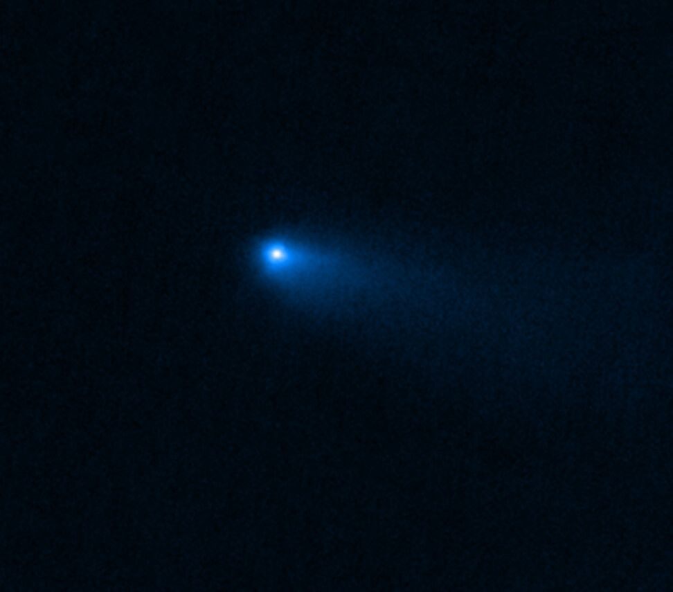 NIRCam image of Comet 238P/Read with a glowing hazy point and a trailing tail. Credit: NASA, ESA, CSA, M. Kelley (University of Maryland), H. Hsieh (Planetary Science Institute), A. Pagan (STScI)