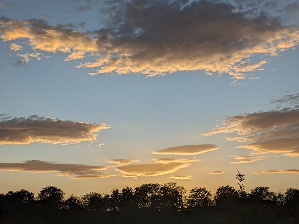 Blauer Himmel. Die vereinzelten Wolken werden von der Abendsonne angestrahlt.