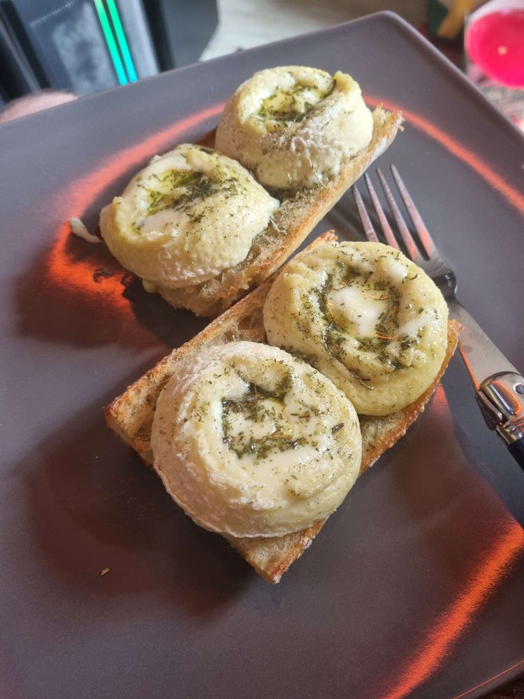 Goat cheese toasts