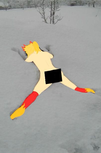 Senjuro 🧹 laying in the snow…

…He’s fine