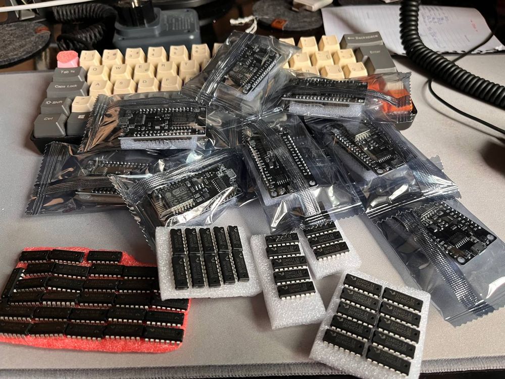 Conjunto de chips con patillas y de placas arduino.