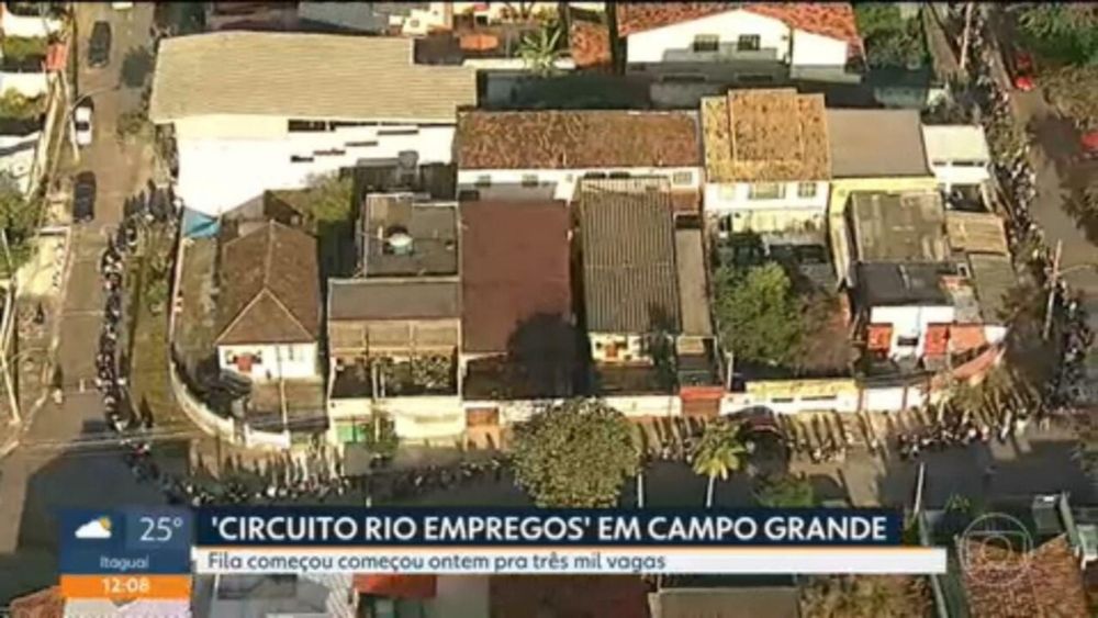 Busca por vaga de emprego forma fila gigantesca na Zona Oeste do Rio