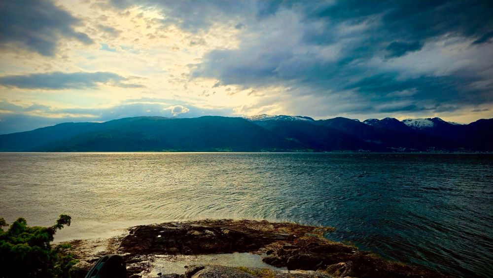 Blick auf einen Fjord im Gegenlicht