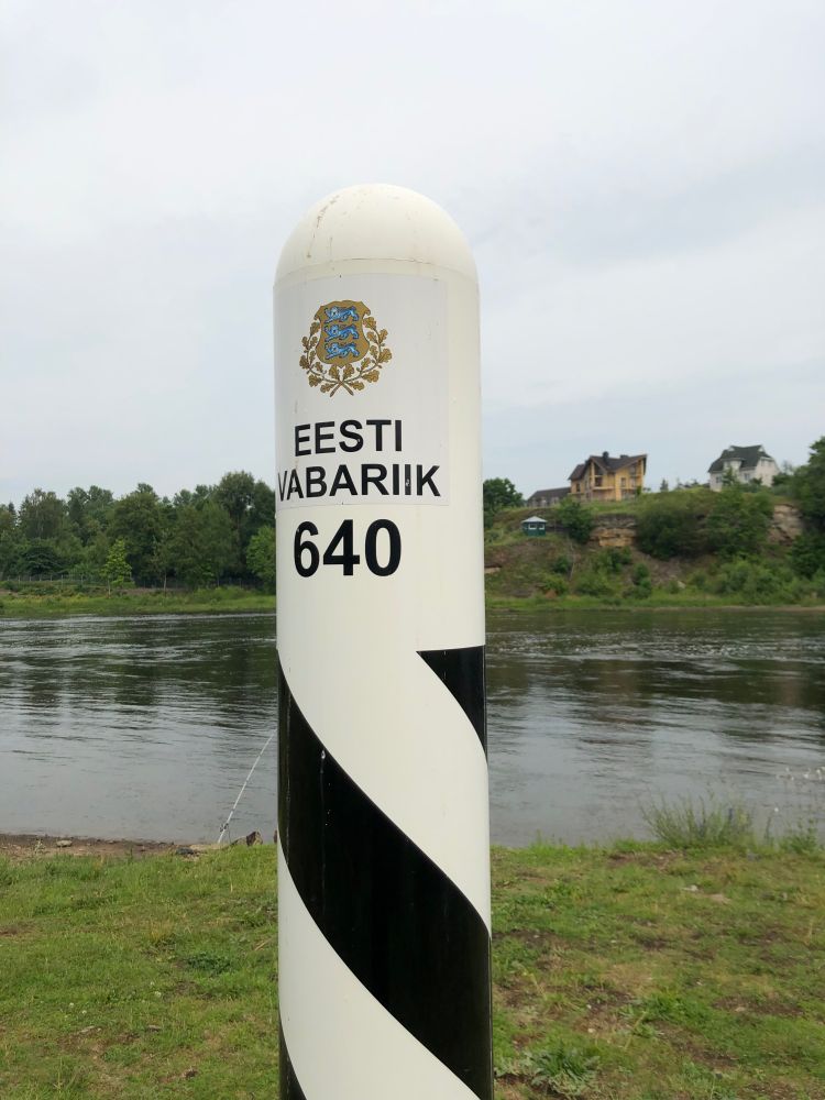 Borne frontière estonienne devant la rivière Narva. En face la rive russe... 